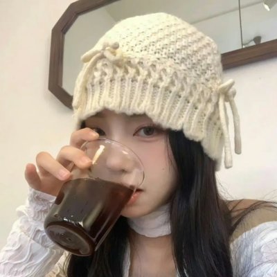 玻璃橱窗中的姑娘